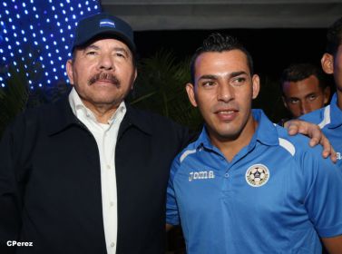Presidente Daniel recibe de la selección nicaragüense de fútbol la Antorcha de la Independencia y la Unidad Centroamericana