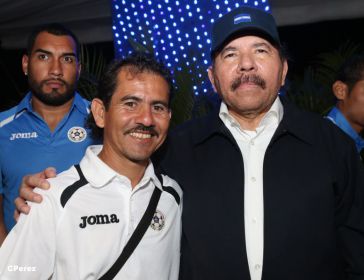 Presidente Daniel recibe de la selección nicaragüense de fútbol la Antorcha de la Independencia y la Unidad Centroamericana