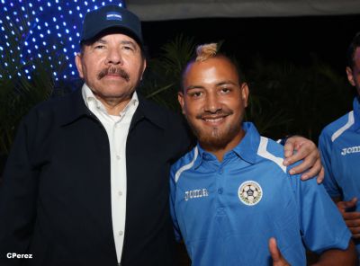 Presidente Daniel recibe de la selección nicaragüense de fútbol la Antorcha de la Independencia y la Unidad Centroamericana