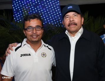 Presidente Daniel recibe de la selección nicaragüense de fútbol la Antorcha de la Independencia y la Unidad Centroamericana
