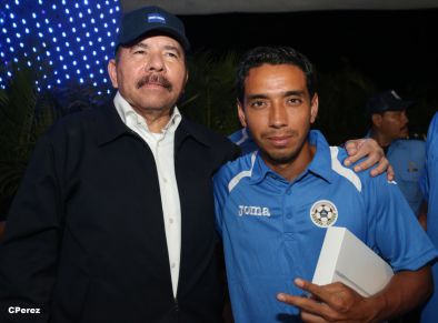 Presidente Daniel recibe de la selección nicaragüense de fútbol la Antorcha de la Independencia y la Unidad Centroamericana