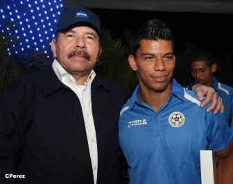 Presidente Daniel recibe de la selección nicaragüense de fútbol la Antorcha de la Independencia y la Unidad Centroamericana