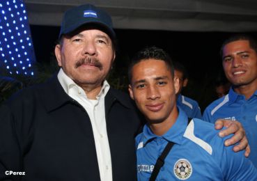 Presidente Daniel recibe de la selección nicaragüense de fútbol la Antorcha de la Independencia y la Unidad Centroamericana