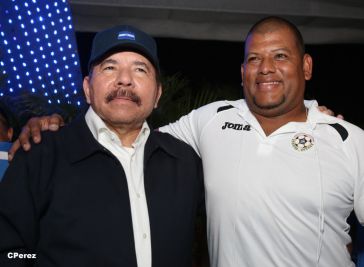 Presidente Daniel recibe de la selección nicaragüense de fútbol la Antorcha de la Independencia y la Unidad Centroamericana
