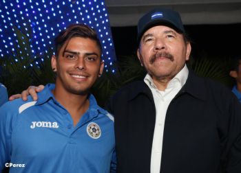 Presidente Daniel recibe de la selección nicaragüense de fútbol la Antorcha de la Independencia y la Unidad Centroamericana