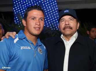 Presidente Daniel recibe de la selección nicaragüense de fútbol la Antorcha de la Independencia y la Unidad Centroamericana