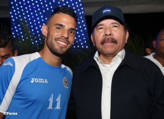 Presidente Daniel recibe de la selección nicaragüense de fútbol la Antorcha de la Independencia y la Unidad Centroamericana