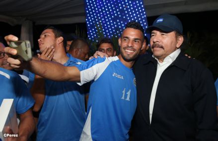 Presidente Daniel recibe de la selección nicaragüense de fútbol la Antorcha de la Independencia y la Unidad Centroamericana