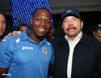 Presidente Daniel recibe de la selección nicaragüense de fútbol la Antorcha de la Independencia y la Unidad Centroamericana