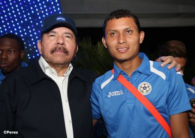 Presidente Daniel recibe de la selección nicaragüense de fútbol la Antorcha de la Independencia y la Unidad Centroamericana