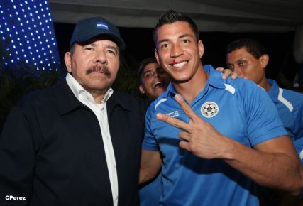 Presidente Daniel recibe de la selección nicaragüense de fútbol la Antorcha de la Independencia y la Unidad Centroamericana