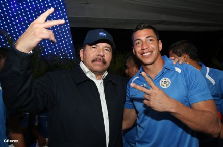 Presidente Daniel recibe de la selección nicaragüense de fútbol la Antorcha de la Independencia y la Unidad Centroamericana