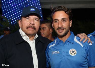 Presidente Daniel recibe de la selección nicaragüense de fútbol la Antorcha de la Independencia y la Unidad Centroamericana