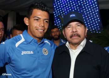 Presidente Daniel recibe de la selección nicaragüense de fútbol la Antorcha de la Independencia y la Unidad Centroamericana