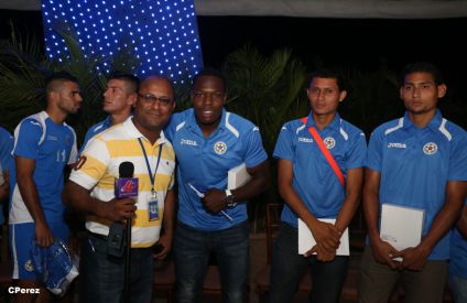 Presidente Daniel recibe de la selección nicaragüense de fútbol la Antorcha de la Independencia y la Unidad Centroamericana