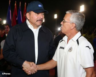 Presidente Daniel recibe de la selección nicaragüense de fútbol la Antorcha de la Independencia y la Unidad Centroamericana