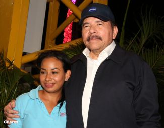 Presidente Daniel recibe de la selección nicaragüense de fútbol la Antorcha de la Independencia y la Unidad Centroamericana