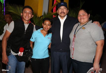 Presidente Daniel recibe de la selección nicaragüense de fútbol la Antorcha de la Independencia y la Unidad Centroamericana