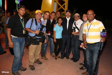 Presidente Daniel recibe de la selección nicaragüense de fútbol la Antorcha de la Independencia y la Unidad Centroamericana