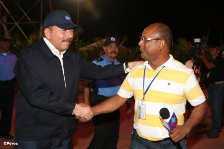 Presidente Daniel recibe de la selección nicaragüense de fútbol la Antorcha de la Independencia y la Unidad Centroamericana