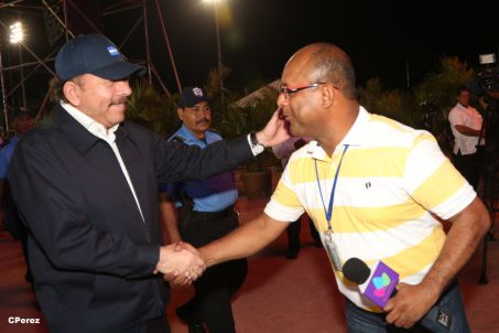 Presidente Daniel recibe de la selección nicaragüense de fútbol la Antorcha de la Independencia y la Unidad Centroamericana