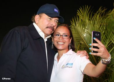 Presidente Daniel recibe de la selección nicaragüense de fútbol la Antorcha de la Independencia y la Unidad Centroamericana