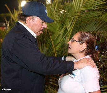 Presidente Daniel recibe de la selección nicaragüense de fútbol la Antorcha de la Independencia y la Unidad Centroamericana