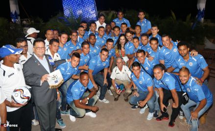 Presidente Daniel recibe de la selección nicaragüense de fútbol la Antorcha de la Independencia y la Unidad Centroamericana