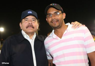 Presidente Daniel recibe de la selección nicaragüense de fútbol la Antorcha de la Independencia y la Unidad Centroamericana