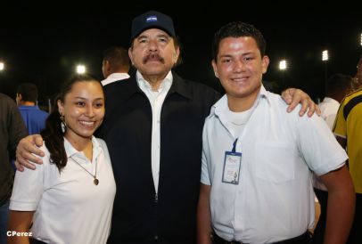 Presidente Daniel recibe de la selección nicaragüense de fútbol la Antorcha de la Independencia y la Unidad Centroamericana