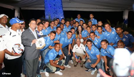 Presidente Daniel recibe de la selección nicaragüense de fútbol la Antorcha de la Independencia y la Unidad Centroamericana