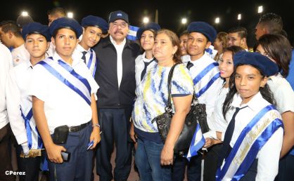 Presidente Daniel recibe de la selección nicaragüense de fútbol la Antorcha de la Independencia y la Unidad Centroamericana