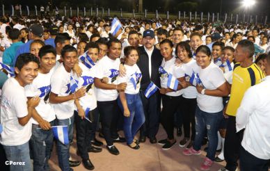 Presidente Daniel recibe de la selección nicaragüense de fútbol la Antorcha de la Independencia y la Unidad Centroamericana