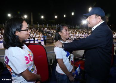 Presidente Daniel recibe de la selección nicaragüense de fútbol la Antorcha de la Independencia y la Unidad Centroamericana