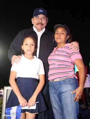 Presidente Daniel recibe de la selección nicaragüense de fútbol la Antorcha de la Independencia y la Unidad Centroamericana