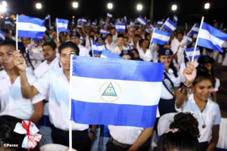 Presidente Daniel recibe de la selección nicaragüense de fútbol la Antorcha de la Independencia y la Unidad Centroamericana