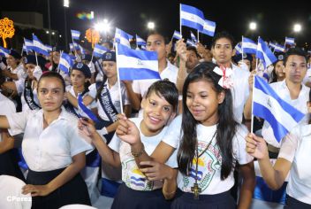 Presidente Daniel recibe de la selección nicaragüense de fútbol la Antorcha de la Independencia y la Unidad Centroamericana
