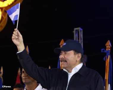 Presidente Daniel recibe de la selección nicaragüense de fútbol la Antorcha de la Independencia y la Unidad Centroamericana