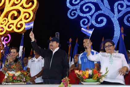 Presidente Daniel recibe de la selección nicaragüense de fútbol la Antorcha de la Independencia y la Unidad Centroamericana