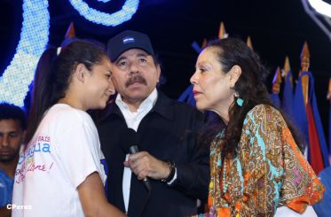 Presidente Daniel recibe de la selección nicaragüense de fútbol la Antorcha de la Independencia y la Unidad Centroamericana
