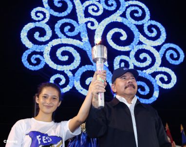 Presidente Daniel recibe de la selección nicaragüense de fútbol la Antorcha de la Independencia y la Unidad Centroamericana