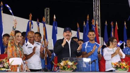 Presidente Daniel recibe de la selección nicaragüense de fútbol la Antorcha de la Independencia y la Unidad Centroamericana