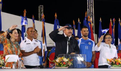 Presidente Daniel recibe de la selección nicaragüense de fútbol la Antorcha de la Independencia y la Unidad Centroamericana