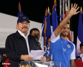 Presidente Daniel recibe de la selección nicaragüense de fútbol la Antorcha de la Independencia y la Unidad Centroamericana