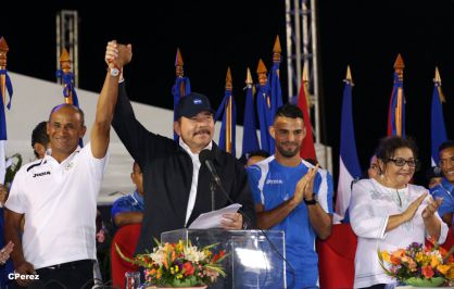 Presidente Daniel recibe de la selección nicaragüense de fútbol la Antorcha de la Independencia y la Unidad Centroamericana