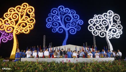 Presidente Daniel recibe de la selección nicaragüense de fútbol la Antorcha de la Independencia y la Unidad Centroamericana