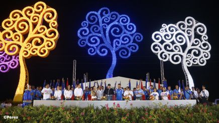 Presidente Daniel recibe de la selección nicaragüense de fútbol la Antorcha de la Independencia y la Unidad Centroamericana