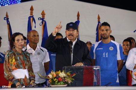Presidente Daniel recibe de la selección nicaragüense de fútbol la Antorcha de la Independencia y la Unidad Centroamericana