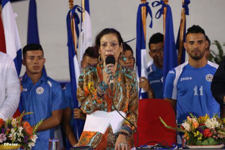 Presidente Daniel recibe de la selección nicaragüense de fútbol la Antorcha de la Independencia y la Unidad Centroamericana