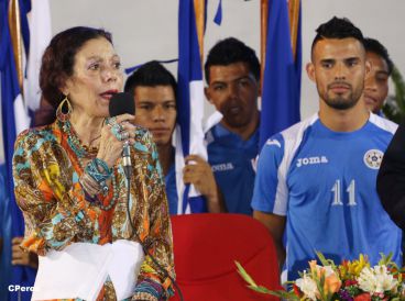 Presidente Daniel recibe de la selección nicaragüense de fútbol la Antorcha de la Independencia y la Unidad Centroamericana